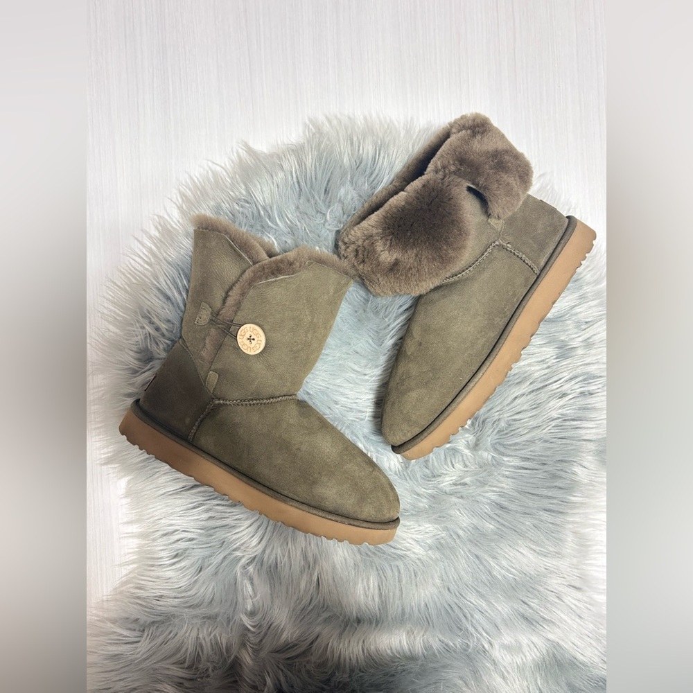 UGG Bailey Button in Chocolate Brown